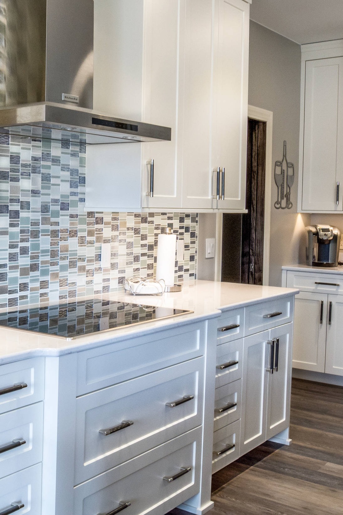 White Countertops With Cabinets, What Tile Looks Good With White Cabinets