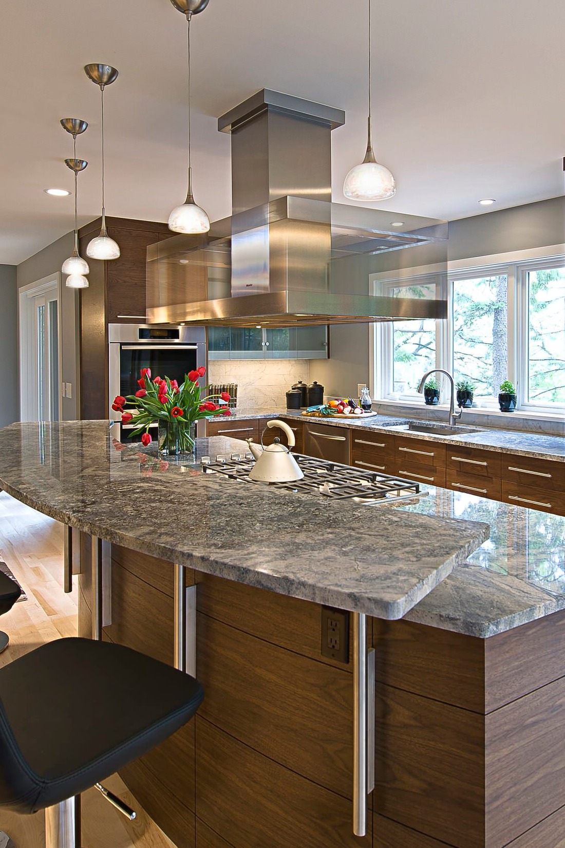 Azul Aran Granite Countertop Brown Modern Kitchen Cabinet Cream Hardwood Floor