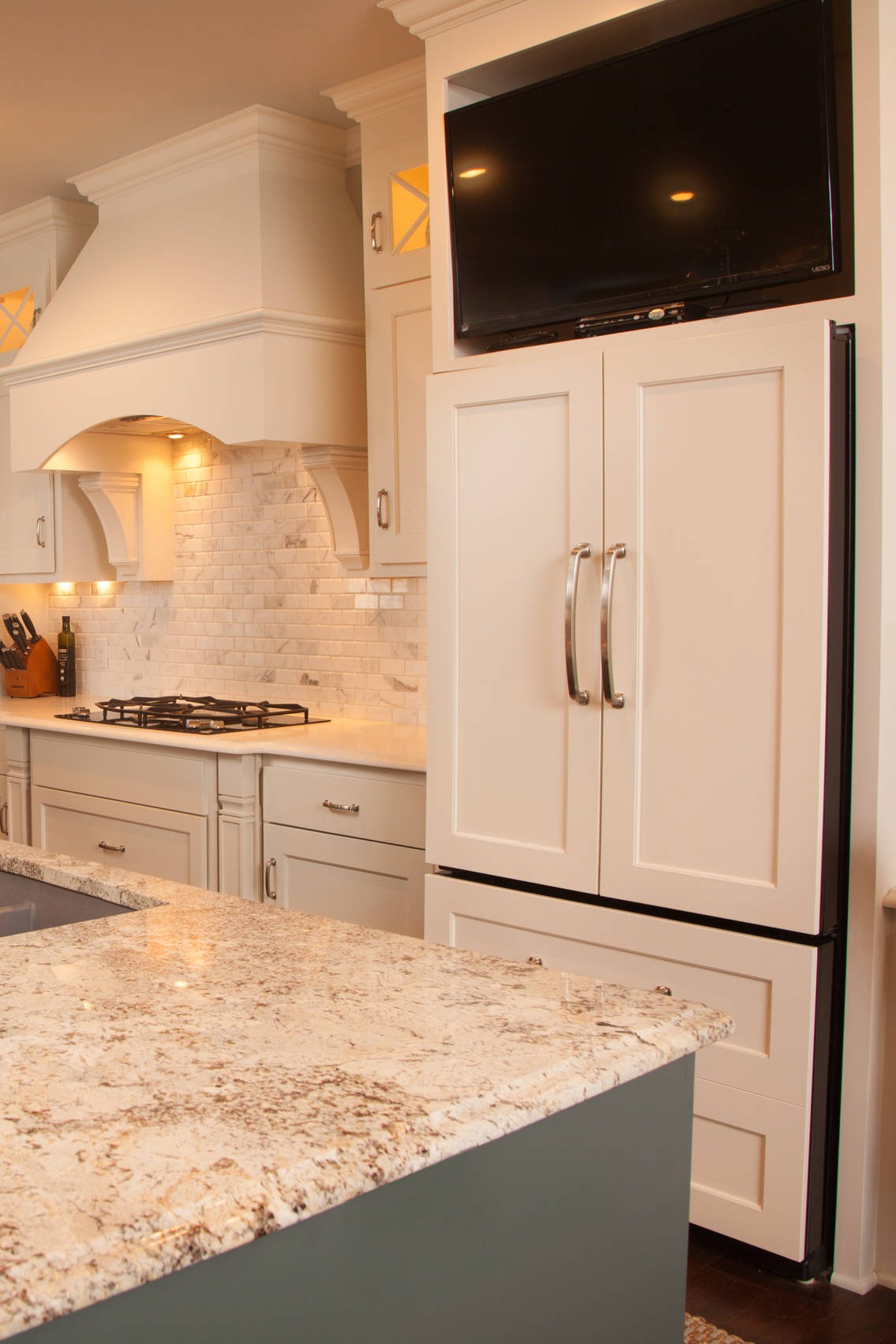 Green Island Cabinets White Kitchen Cabinets Granite Countertops Marble Tile Backsplash Dark Floors