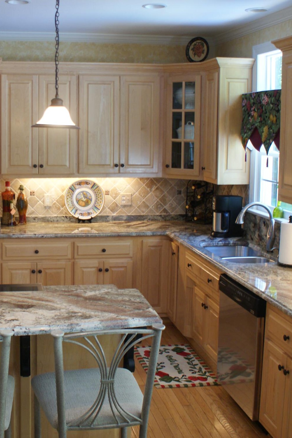 Netuno Bordeaux Granite Countertops Light Hardwood Floor Tile Beige Backsplash Maple Kitchen Cabinets