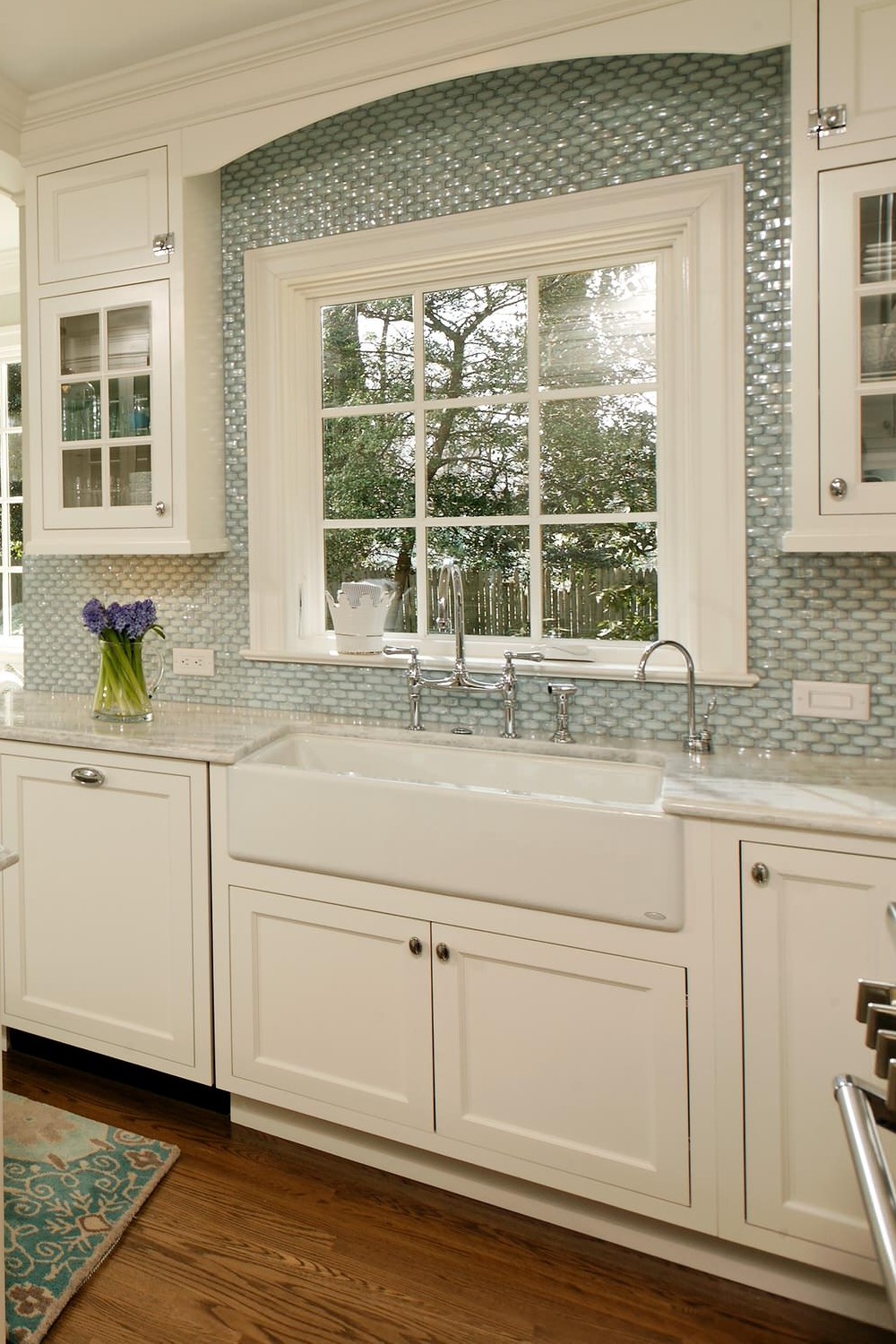 White Quartzite Countertop Shaker Cabinetry Blur Glass Mosaic Tile Backsplash Dark Hardwood Floor