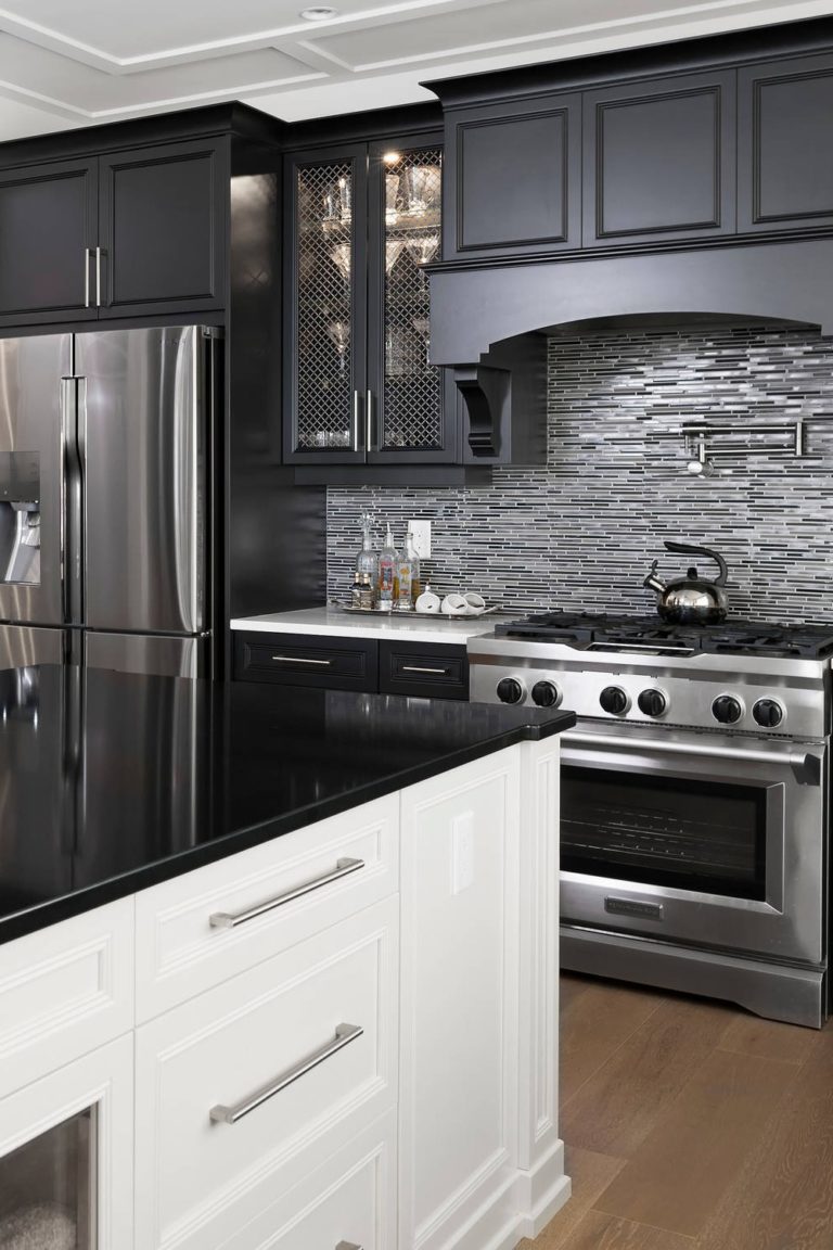 35+ Gorgeous Black And White Kitchens | CountertopsNews