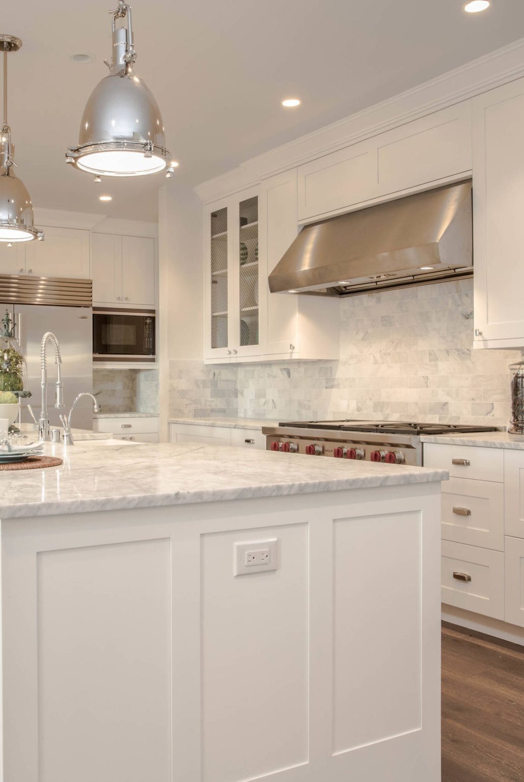 Creatice Kitchen Backsplash With White Cabinets And Dark Countertops for Small Space