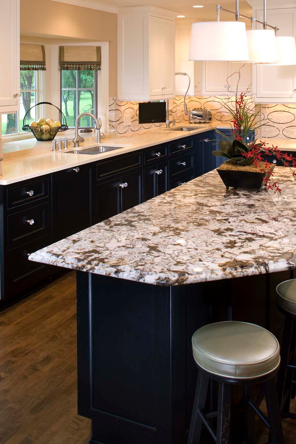 White Quartz Kitchen Granite Countertops Dark Base Cabinets Cream Backsplash Hardwood Floor