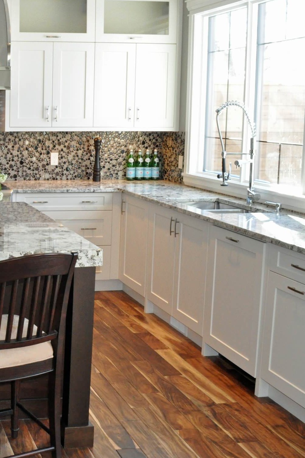 Mosaic Pebble Backsplash Tile Dark Floor White Kitchen Cabinets