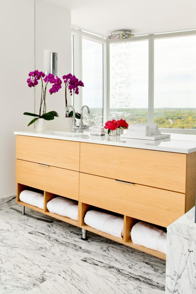 35+ Master Bathroom With White Countertops Design Ideas