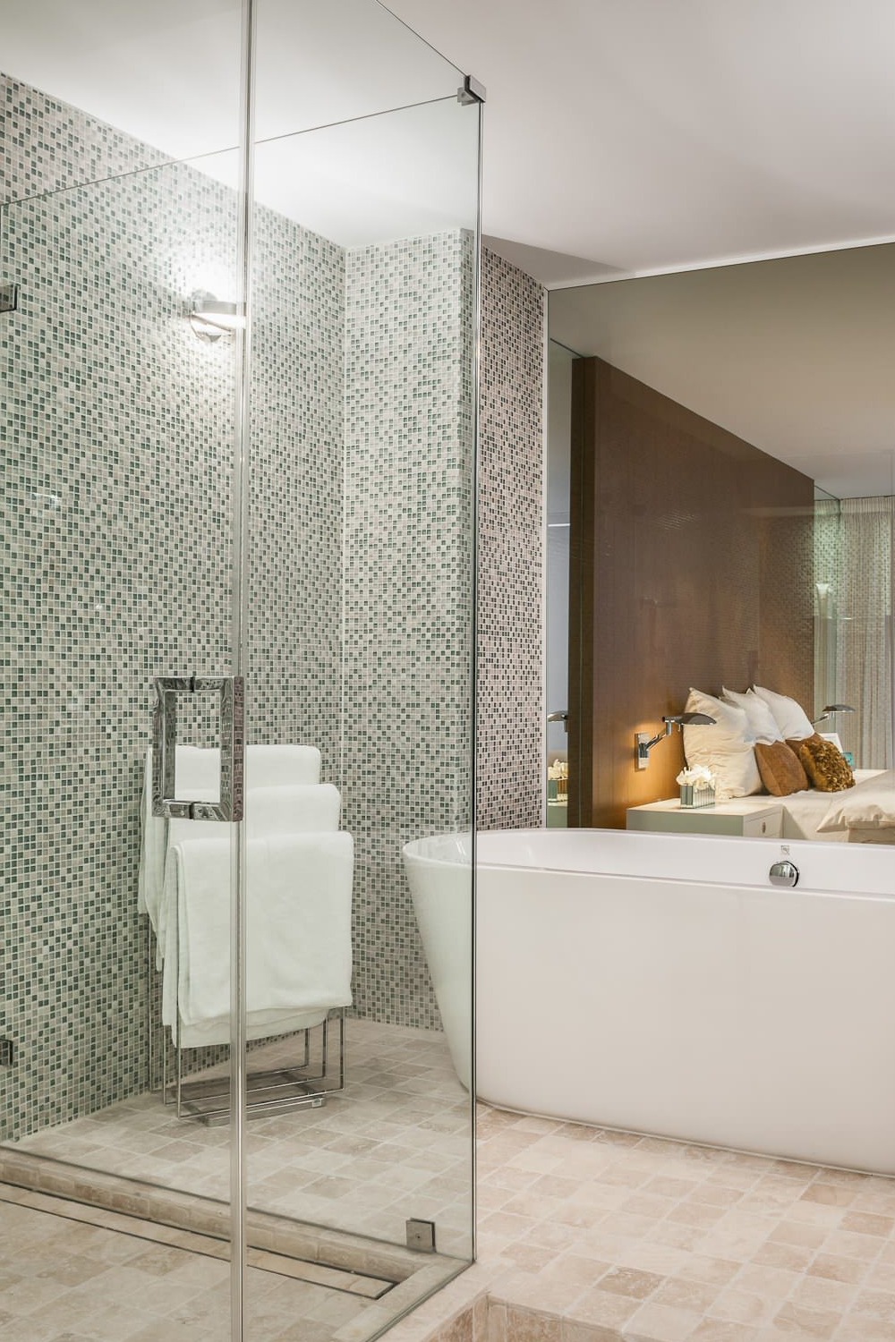 Cream Beige Travertine Floor Tiles Free Standing Towel Rack Bathtub Mosaic Walls