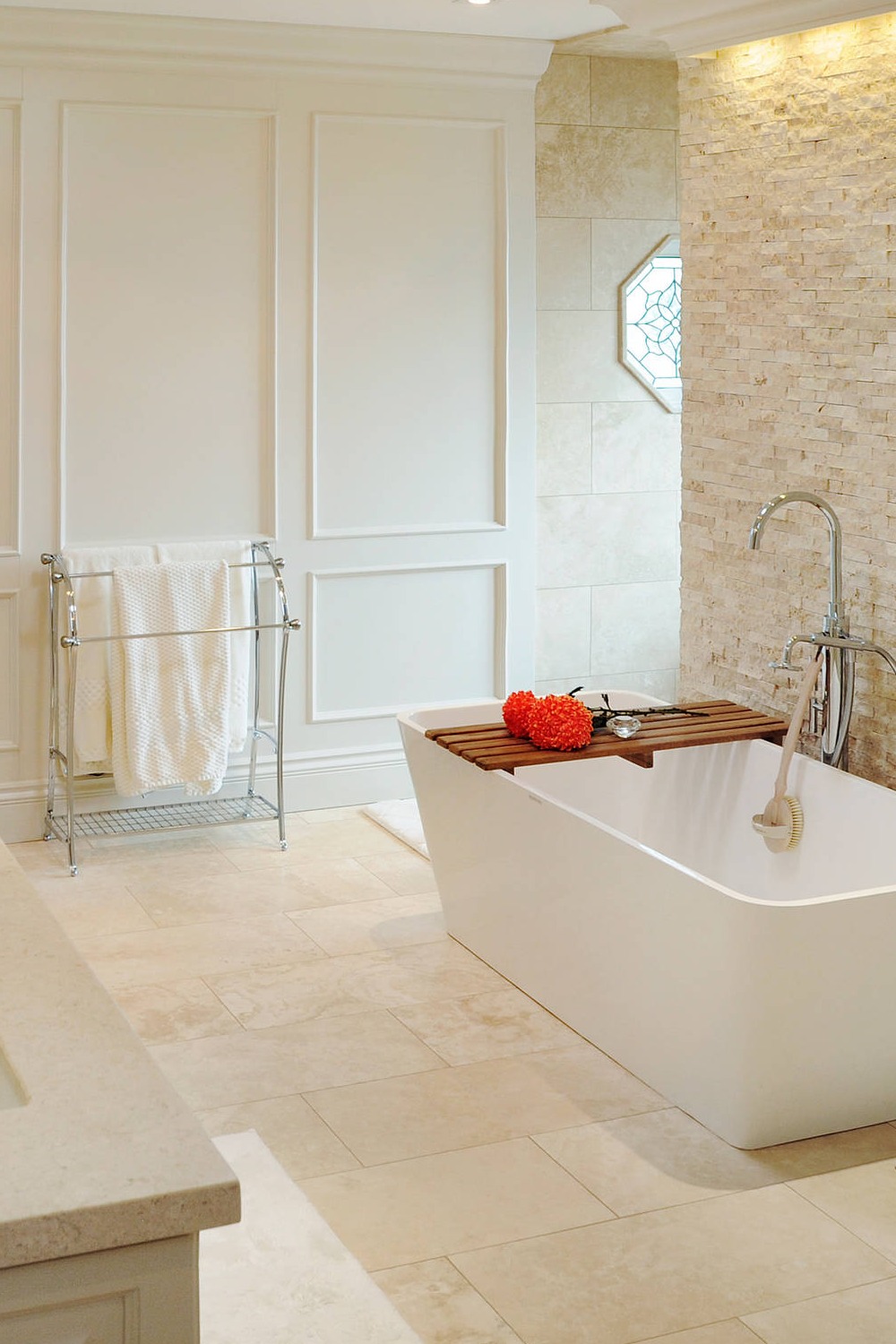 Cream Slate Wall Tiles Travertine Floors Quartz Countertops Free Standing Towel Rack Bathtub