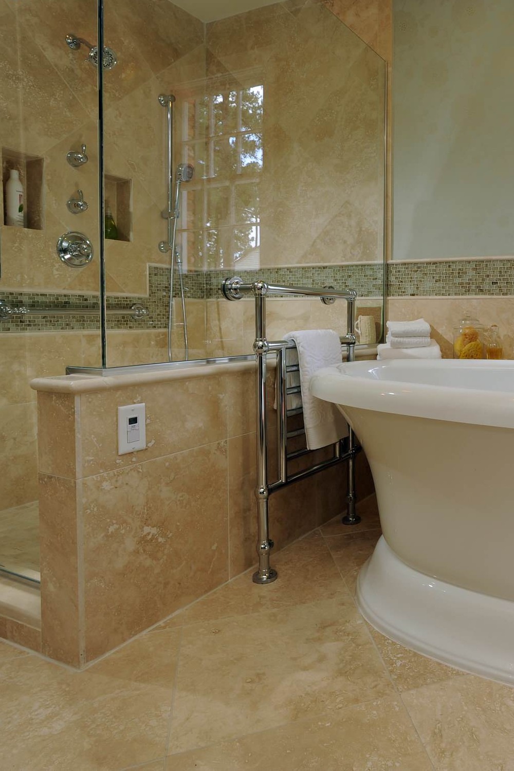 Cream Travertine Floor Tiles Freestanding Bathtub Towel Rack Frameless Shower Doors