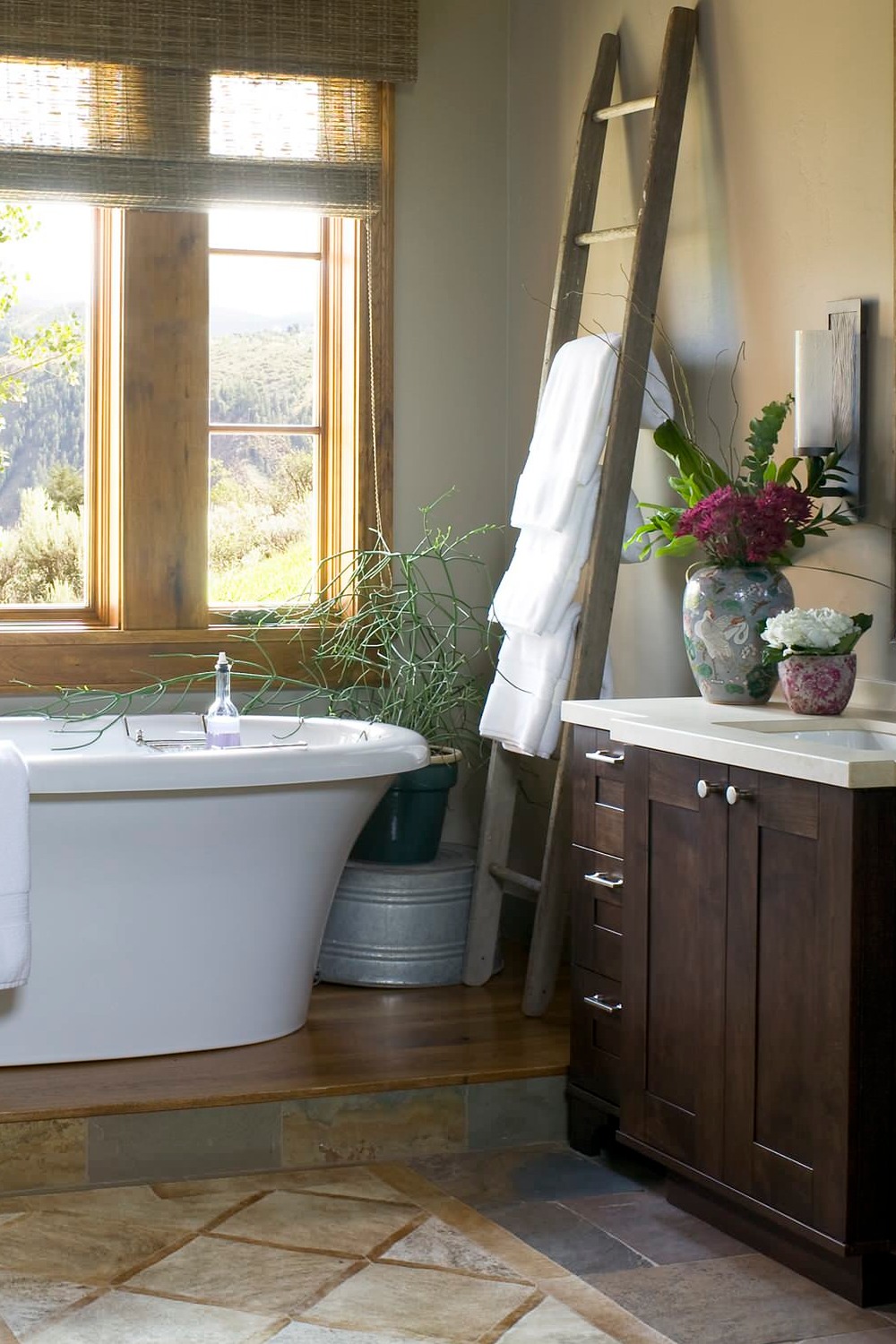 Dark Shaker Vanity Cabinets White Quartz Countertop Free Standing Bath Tub Tower Rack