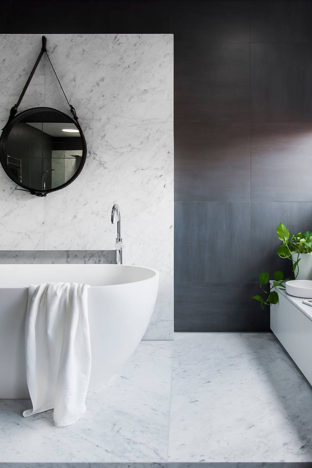 White Gray Large Size Ceramic Tile Freestanding Bathtub