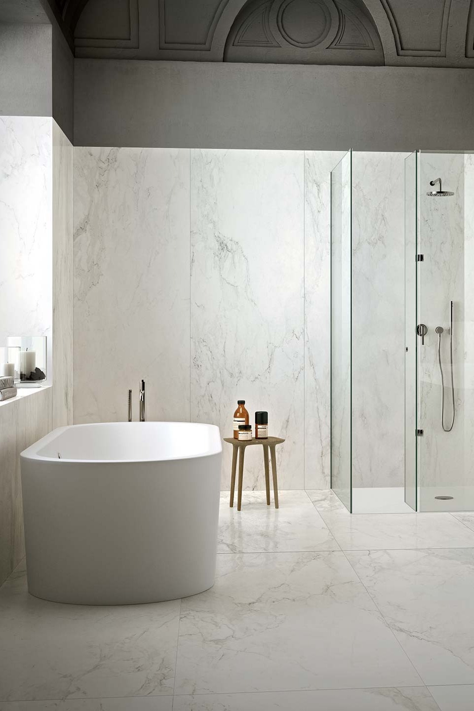 White Large Porcelain Tiles Freestanding Bathtub Hinged Shower Doors
