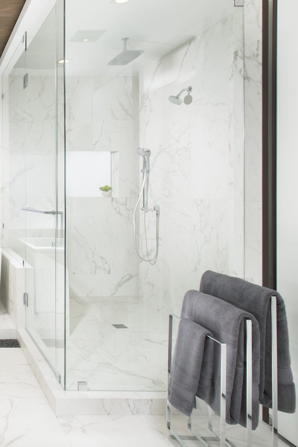 White Marble Look Porcelain Floor Tiles Frameless Glass Shower Door Towel Rack