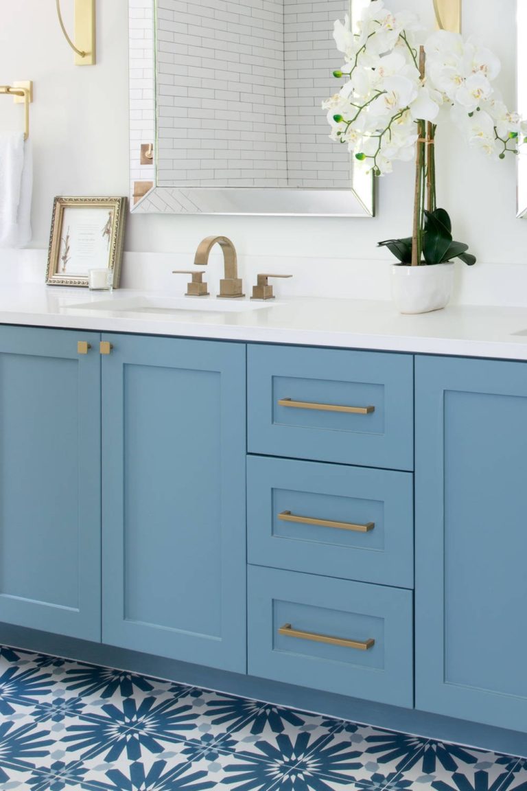 34+ Transitional Master Bathrooms With Blue Cabinets Ideas