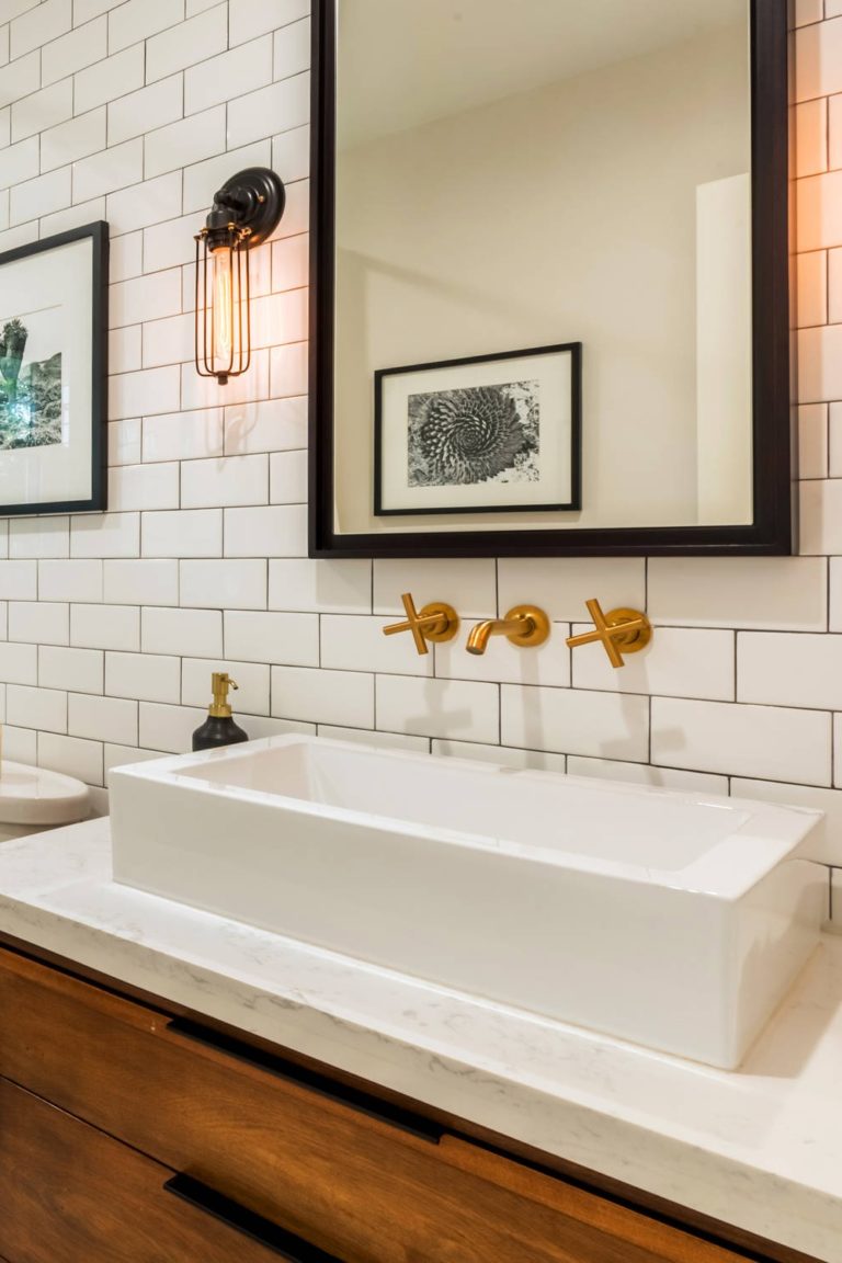 35+ Stylish Bathroom Backsplash Ideas | CountertopsNews