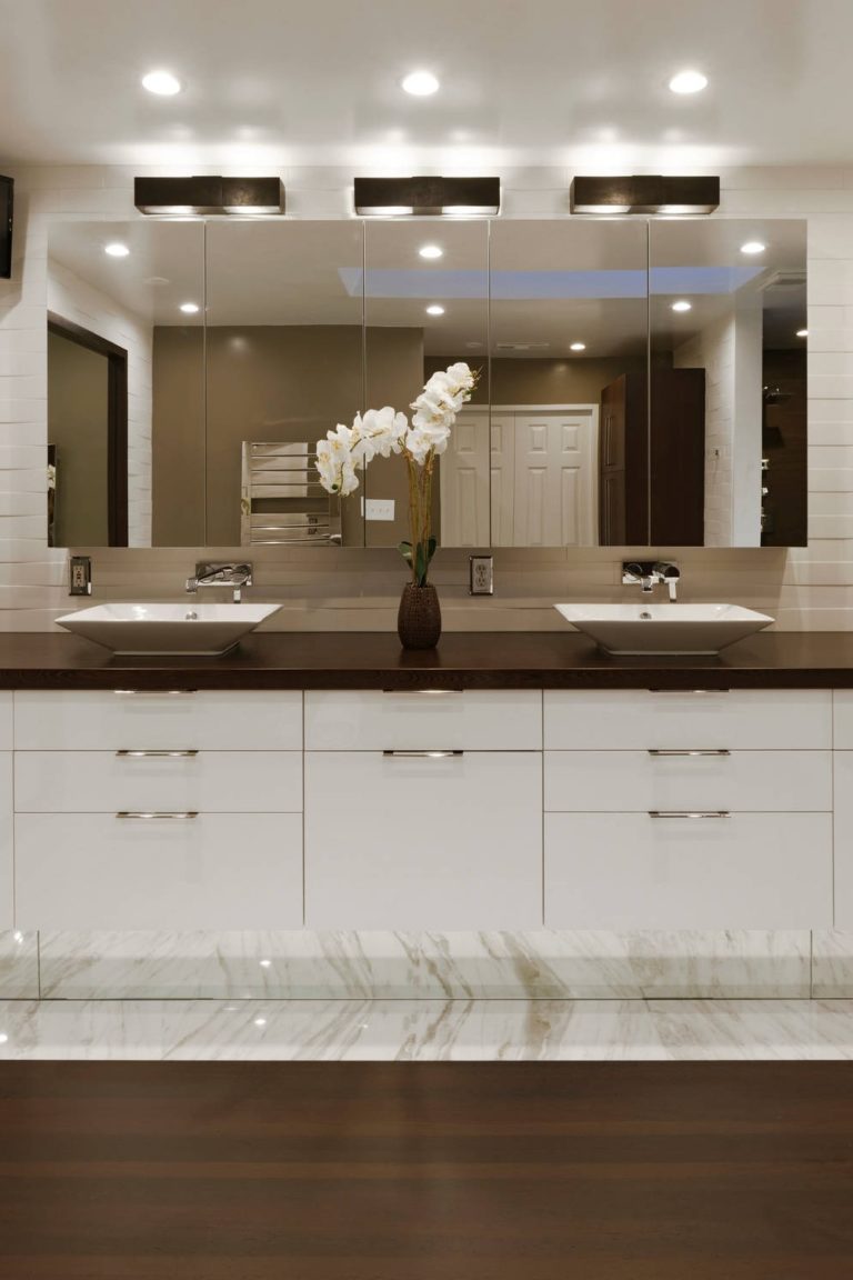 35+ Stylish Bathroom Backsplash Ideas | CountertopsNews