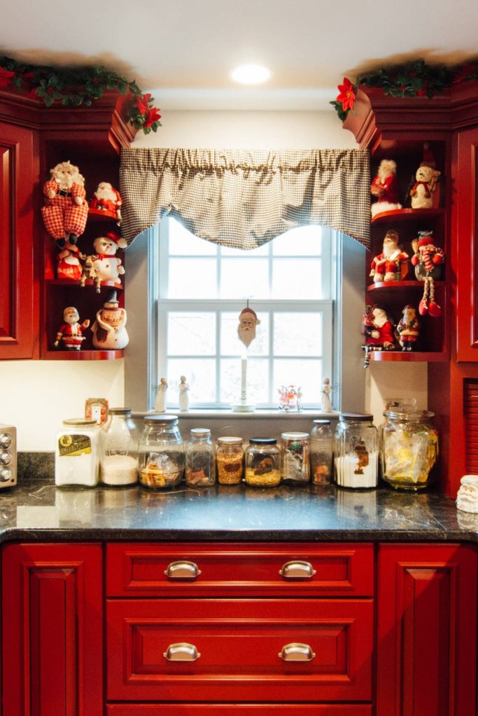 30+ Must-See Christmas Kitchen Decor Ideas | CountertopsNews