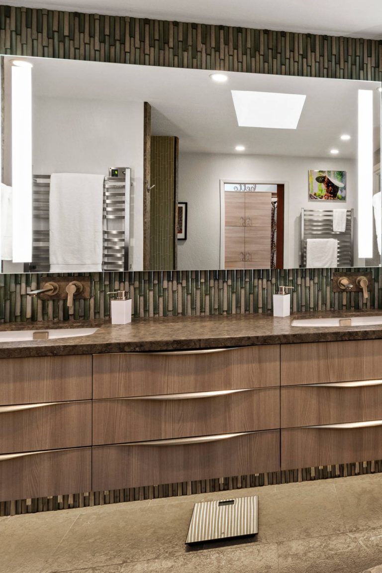 35+ Stylish Bathroom Backsplash Ideas | CountertopsNews