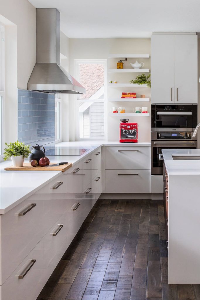 35+ Spectacular White Kitchen With Dark Floors | CountertopsNews