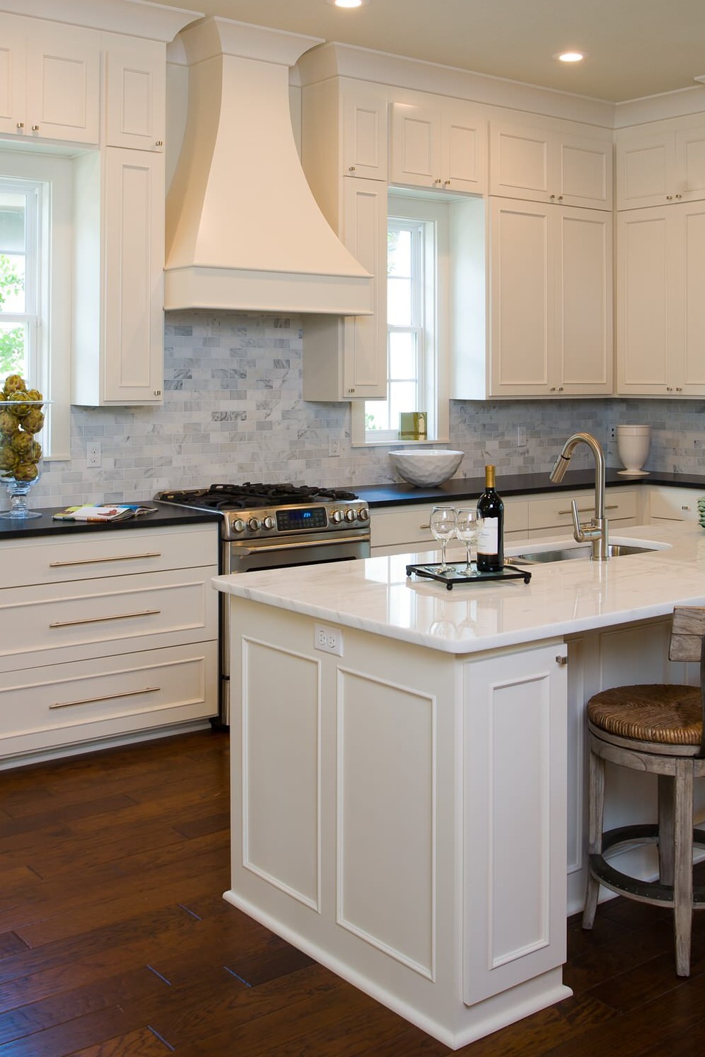 Backsplash For White Cabinets Black Counters White Kitchen Hardwood Floor High Ceiling Marble Tiles