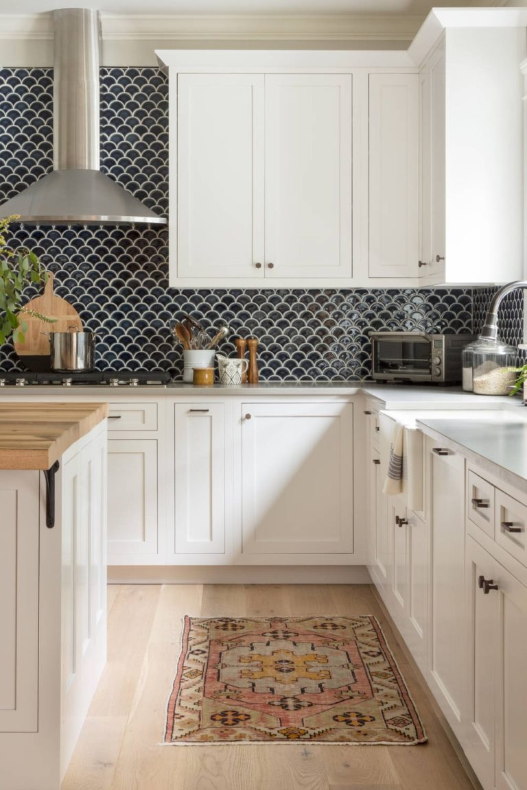 35+ Backsplash Ideas For White Cabinets 