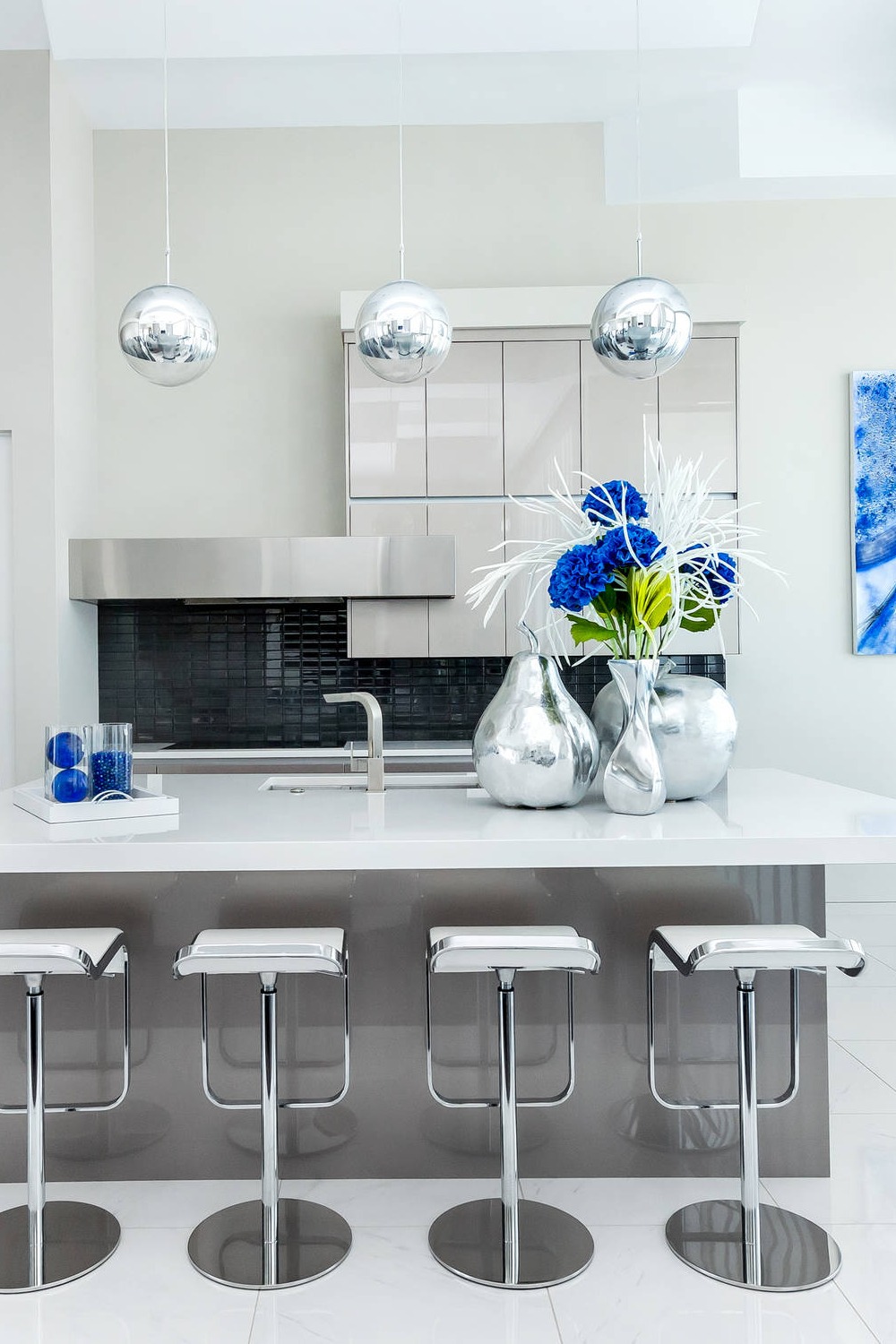 Gray Kitchen Design Black Backsplashes White Kitchen Island Countertop Design Contrast Features