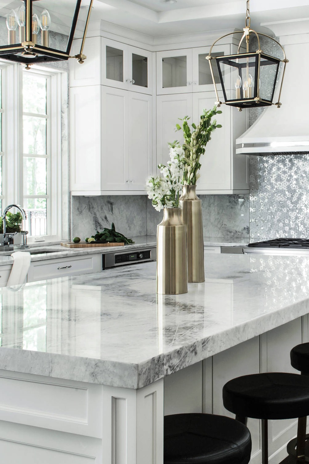 Modern Backsplash White Kitchen Cabinets Glass Door Designer Style Texture Pattern