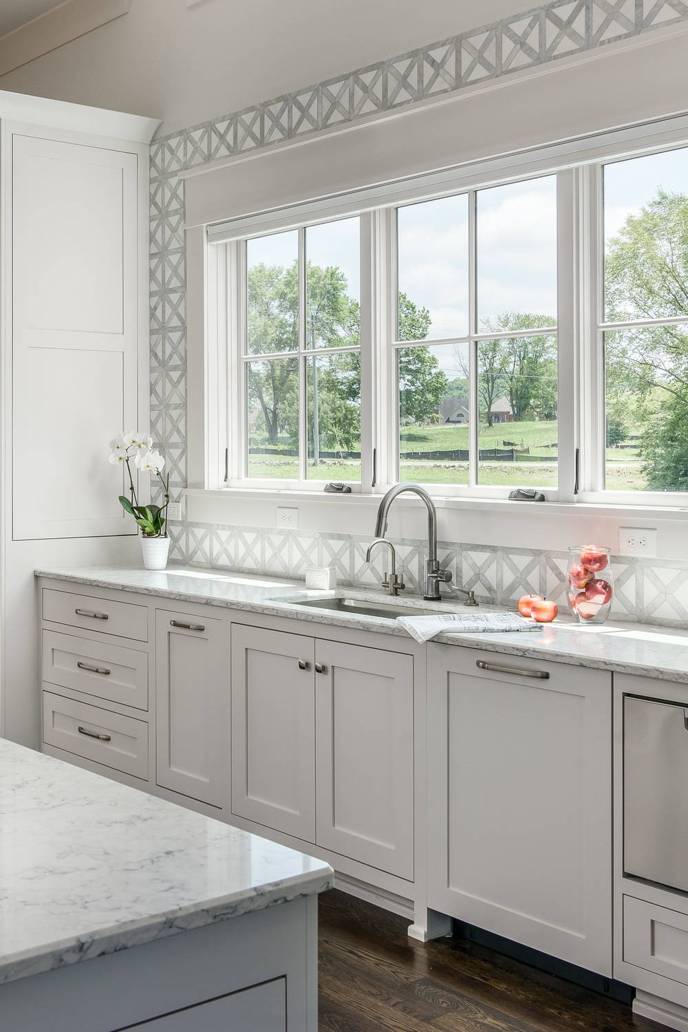 White Kitchen Cabinets Marble Countertop Space Sink Style Hood Elegant Traditional Black Grey Stainless Steel