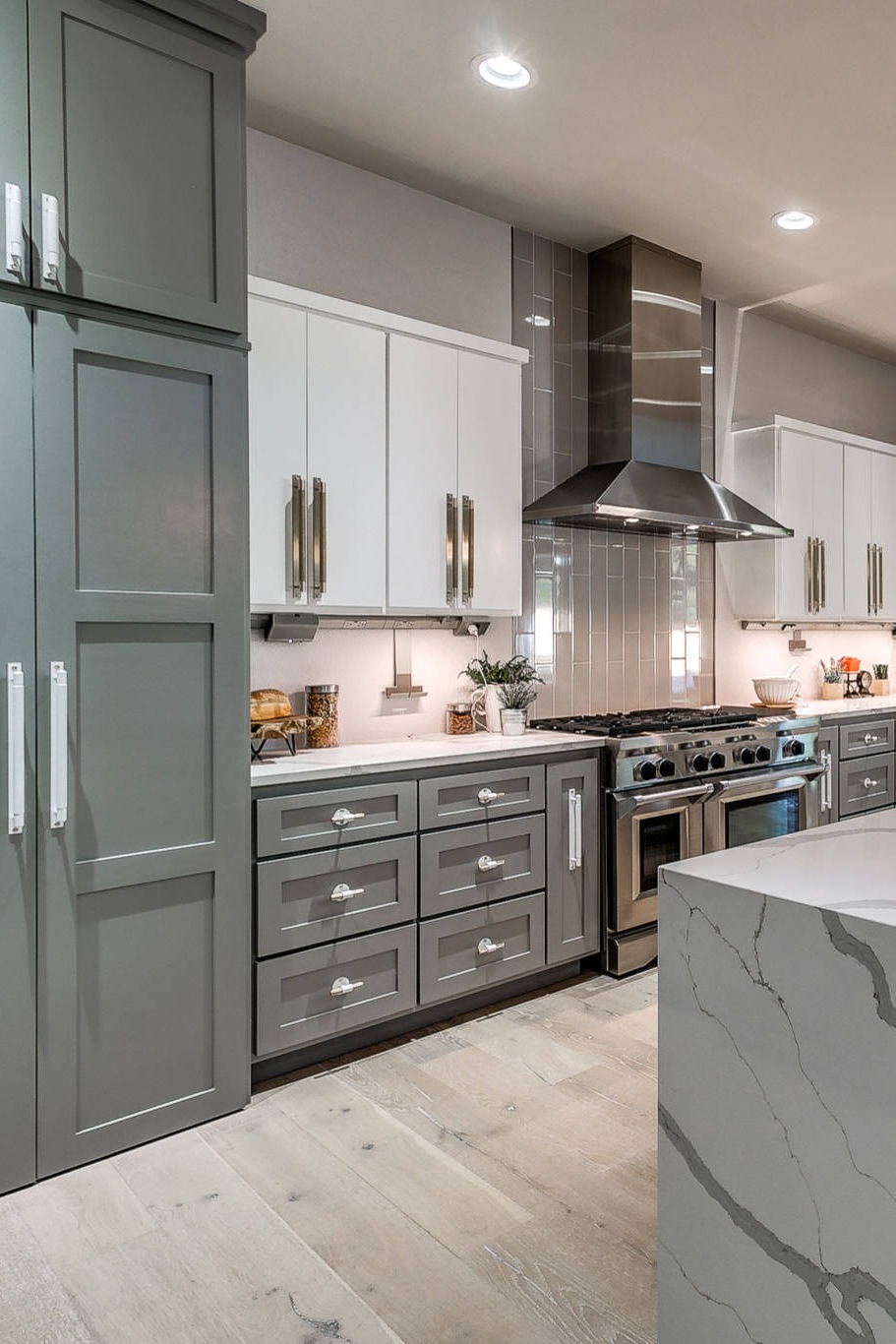 Shaker Style Cabinets Traditional Kitchen Quartz Countertop Warm Create White Marble Wood Gray Cabinets Space Brass