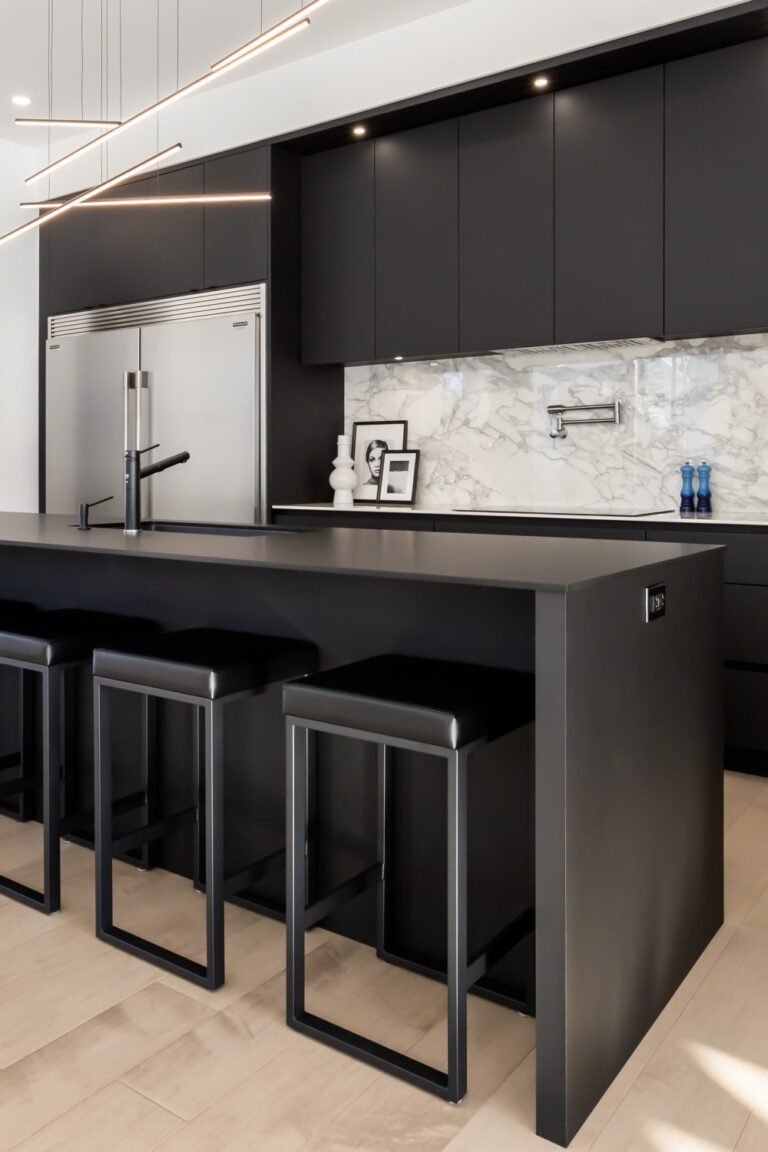 25+ Breathtaking Black Quartz Countertops | CountertopsNews