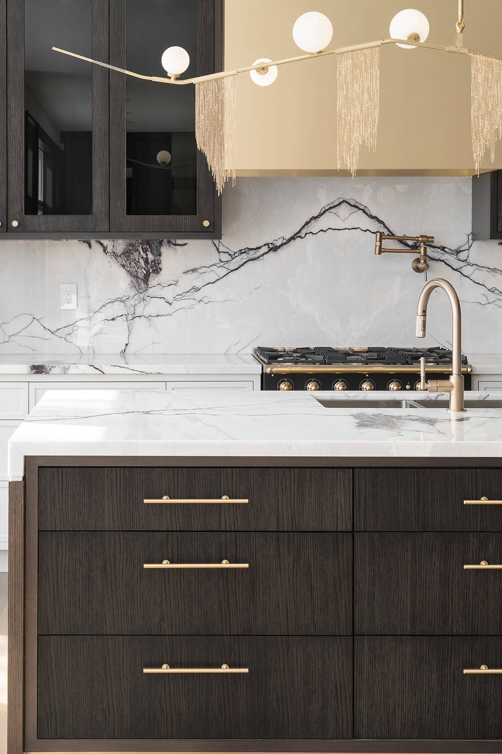 Dark Brown Cabinets With White Full Height Backsplash White Countertop Kitchen Backsplash Ideas Brass Hardware Timeless Look Kitchen Design