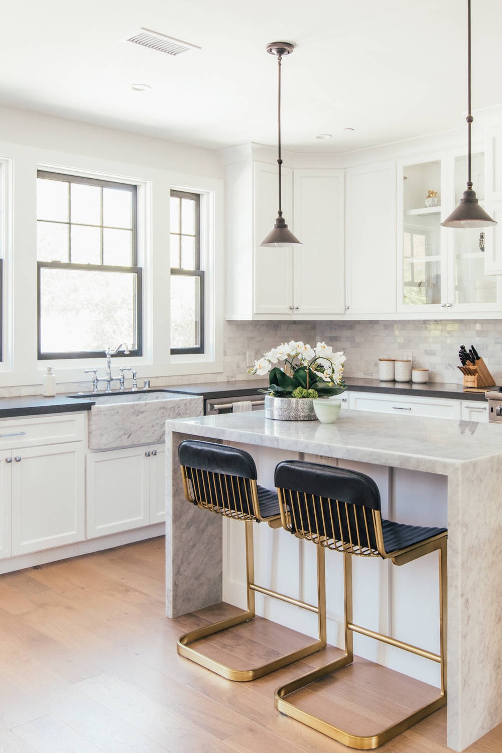 Island And Black Countertops Shaker Cabinets Granite Countertops White Cabinets White Backsplash And Black Countertops Tile Backsplash Farmhouse Sink