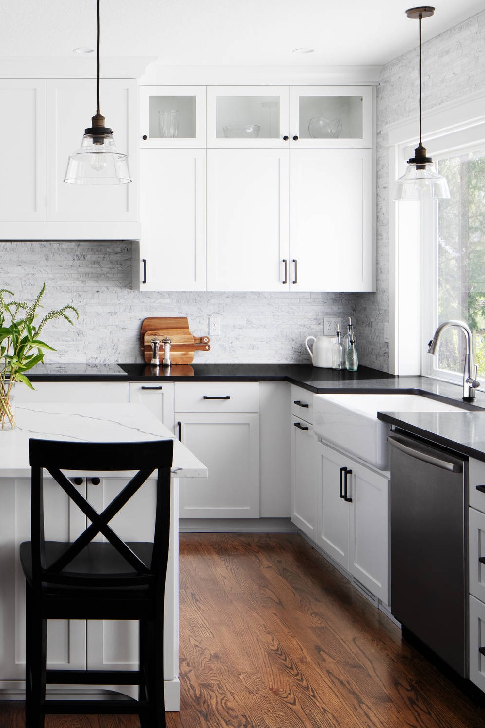 Black Countertops White Cabinets White Shaker Cabinets Dark Wood Floor Pendant Lights Black Countertop Stainless Steel Eat In Kitchen Black And White Kitchen