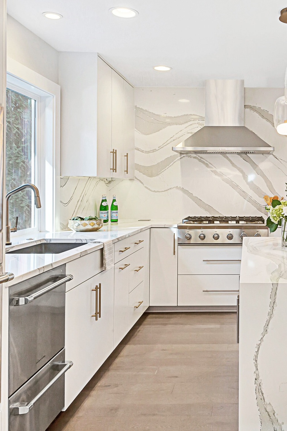 Quartz Countertop Quartz Backsplash White Kitchen Design Flooring Stylish Warm Tones